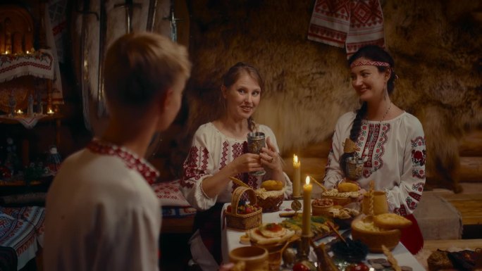 古代俄罗斯传统的婚介，斯拉夫文化，两个女人和未婚夫，4K, Prores