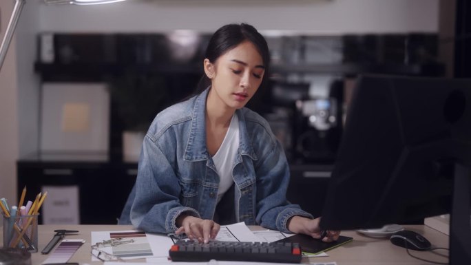 专注于产品设计的亚洲女性建筑师。她使用鼠标和笔来精确操作，为办公室增添了现代气息。她的作品反映了当代