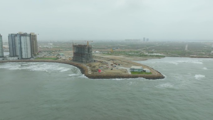 飓风“比帕乔伊”对卡拉奇海岸造成的空中破坏重建了建筑物