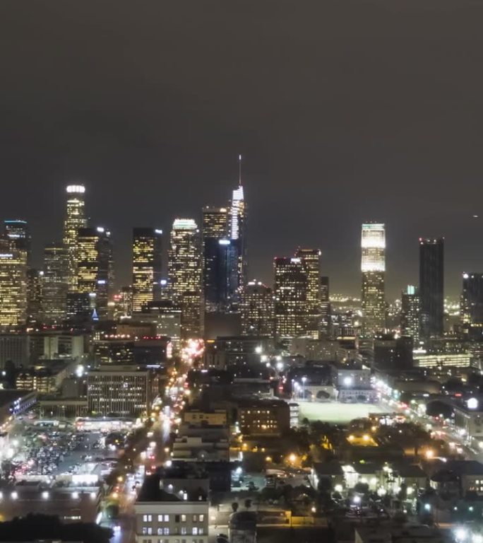 洛杉矶市中心的夜景。美国加州。鸟瞰图。垂直视频