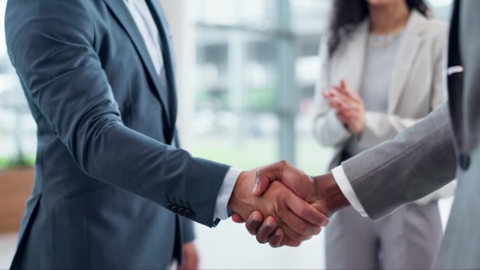 握手，商务人士和成功的会议，合作和b2b伙伴关系，协议和处理团队合作。员工，在客户关系管理网络或入职