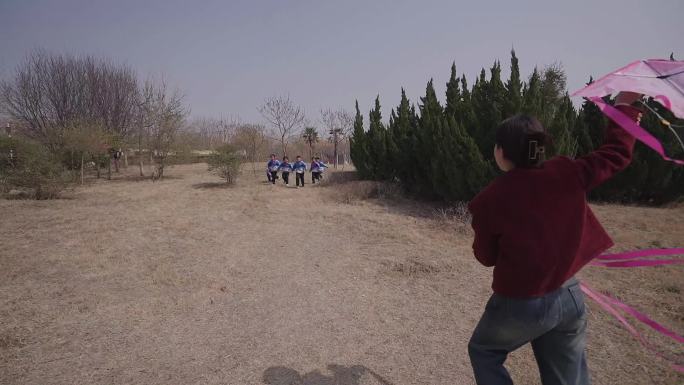 小学生奔跑 放风筝电网发电
