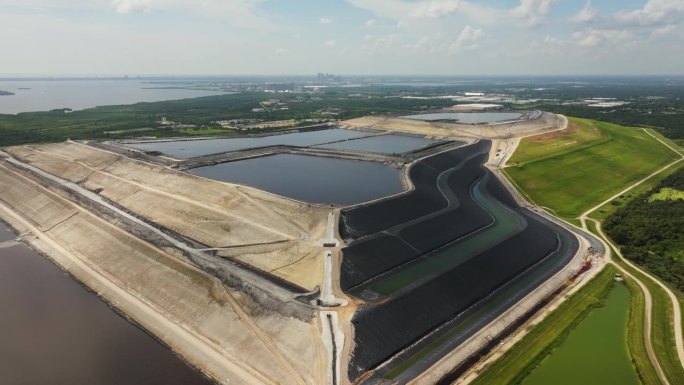 佛罗里达州坦帕市附近用于化学废物储存的工业磷石膏堆。磷肥生产副产物的处理和堆放