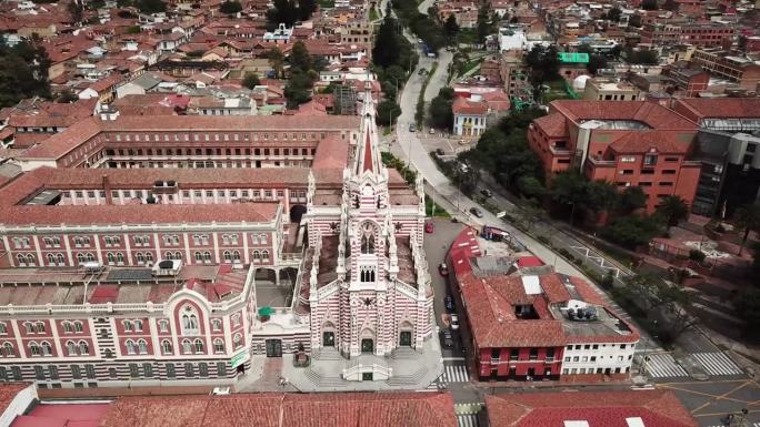 航拍无人机在波哥大坎德拉里亚拍摄的卡门圣堂