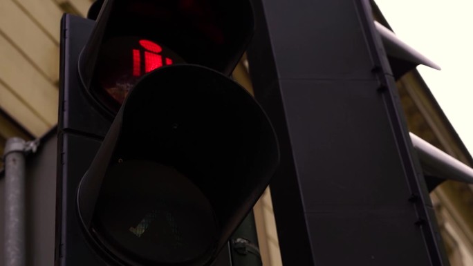 大型城市十字路口红绿灯特写，调节行人在街道上的移动，使道路上的人安全移动。道路设备交通管制。交通灯变