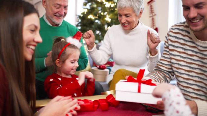 多代白人家庭一起包装圣诞礼物