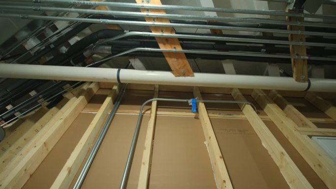 地下室住宅安装了暖通空调系统、空调回风和采暖系统。移动广角镜头