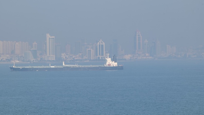 青岛大海轮船货轮灯塔实拍P1182696
