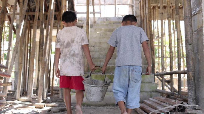 贫困儿童被迫做建筑工作，童工，虐待儿童权利，人口贩卖受害者，世界无童工日。