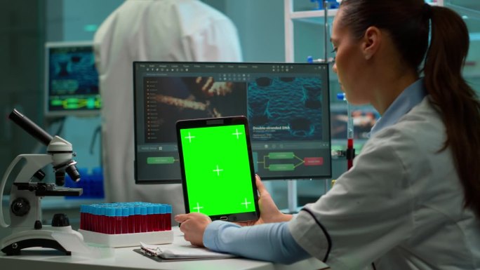 科学家手持绿色色度键屏的平板电脑