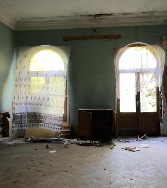 在格鲁吉亚茨卡尔图博废弃的苏联温泉疗养地(疗养院)吹窗帘