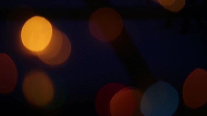 抽象背景闪烁的节日花环的不同颜色在晚上。