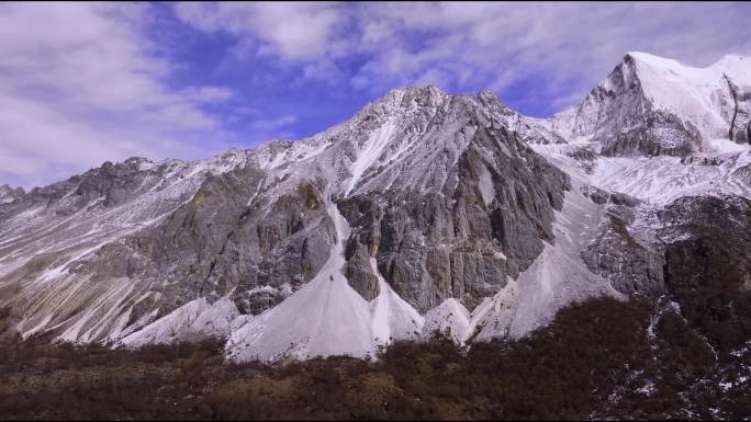 稻城经幡雪山