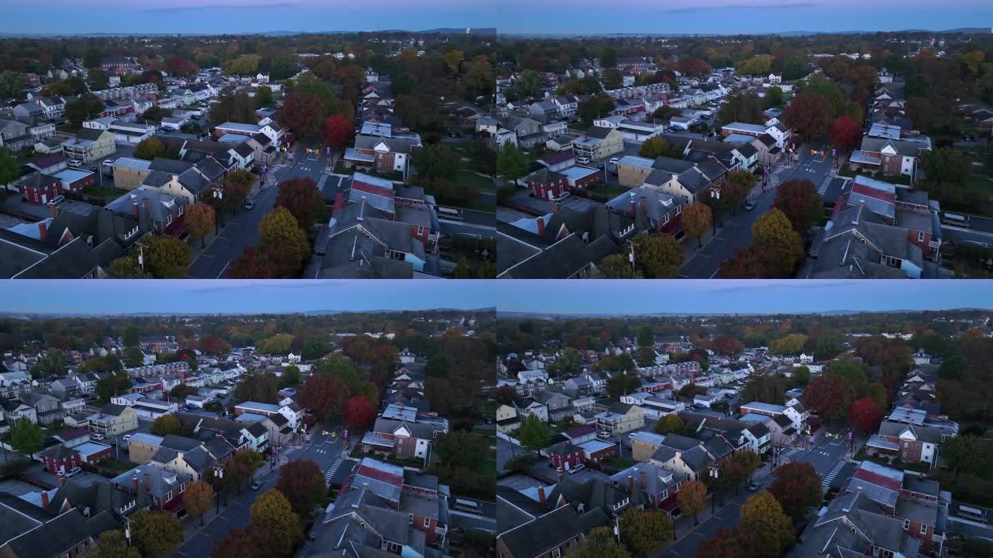 秋天日出时的美国小镇。主街的鸟瞰图，有房子和房屋，还有五颜六色的秋叶。