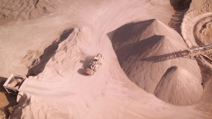 无人机拍摄的一架推土机在美国一个沙矿的大型洗砂机中卸载沙子的画面