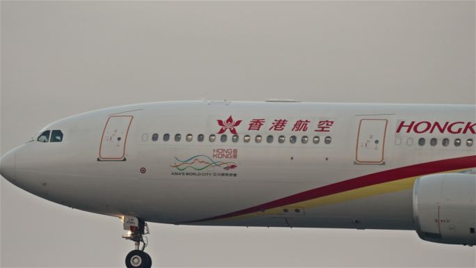 香港航空飞机飞进虹桥机场