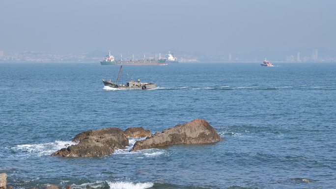 青岛大海轮船货轮灯塔实拍P1182730