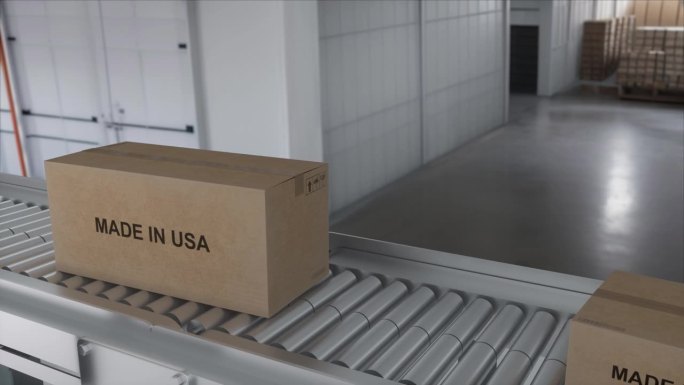 机械臂拿起美国制造的纸板箱。滚筒输送机上装有美国产品的纸箱