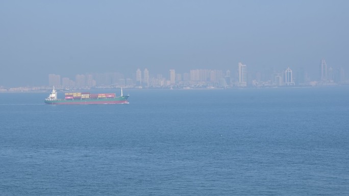 青岛大海轮船货轮灯塔实拍P1182679