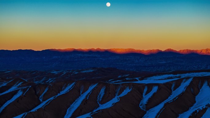 4k雪后草原冬季草原山脉日落晚霞夕阳月升