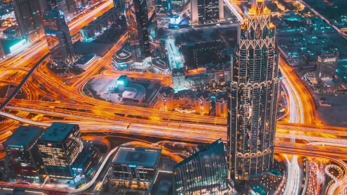 迪拜，阿联酋，阿拉伯联合酋长国。哈利法塔下的城市交通。哈利法塔上的4k超延时视图。灯光线路照明。晚上