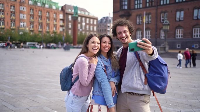 哥本哈根，三位面带微笑的游客在自拍