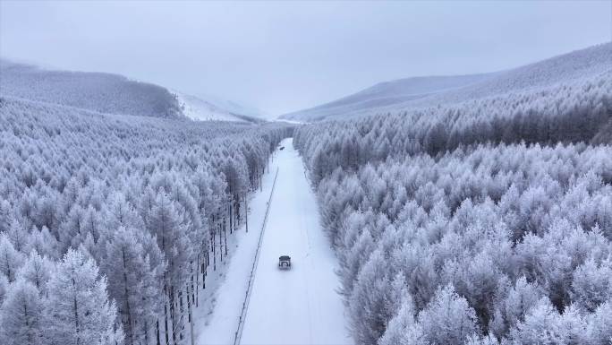 行驶在雪地的越野车