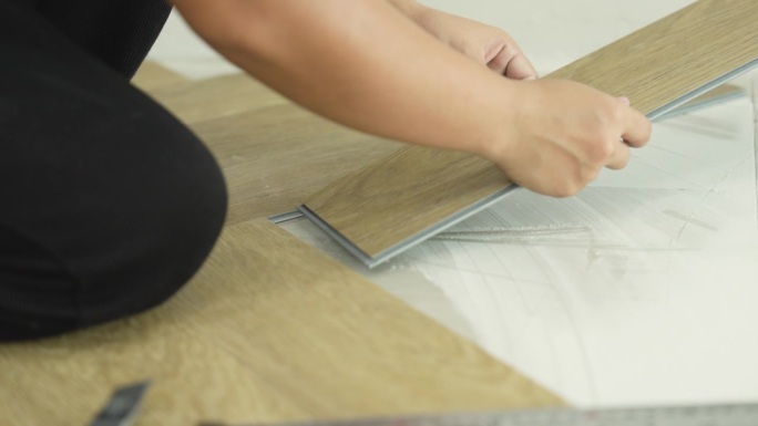 妇女DIY安装新木地板