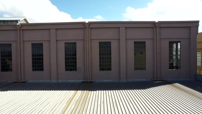 绿幕电位。在东珀斯被废弃的装饰艺术发电站仓库工厂的屋顶上进行淘金和跑步。透过长长的装饰艺术风格的窗户