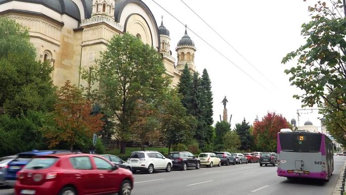 克鲁日，罗马尼亚——2023年10月9日:紫色无轨电车在城市街道上行驶。