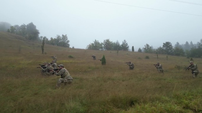 无人机拍摄的士兵在战场上列队前进的画面