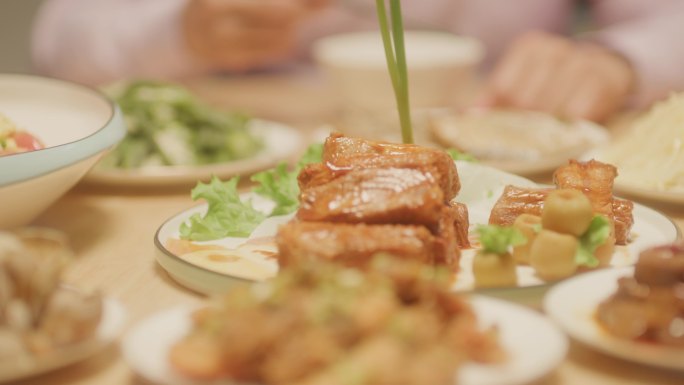 【4K】家人聚餐吃饭夹菜