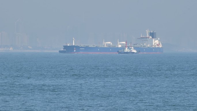 青岛大海轮船货轮灯塔实拍P1192763