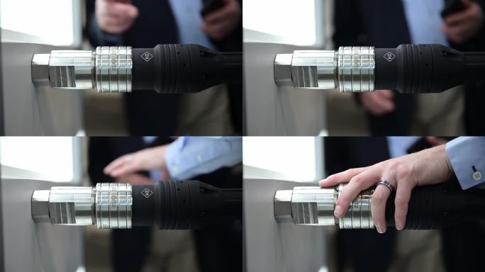 用于氢气应用的连接器，在贸易博览会上展示，手触摸连接器