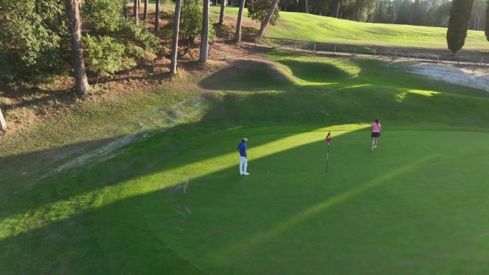 三个人一起打高尔夫球的鸟瞰图