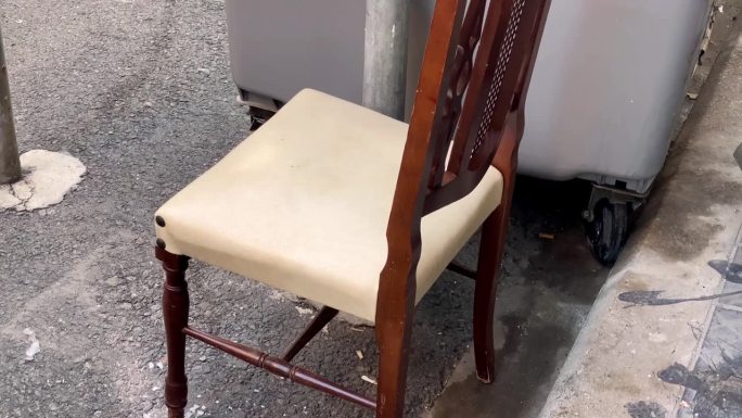 高档木椅被遗弃在街上