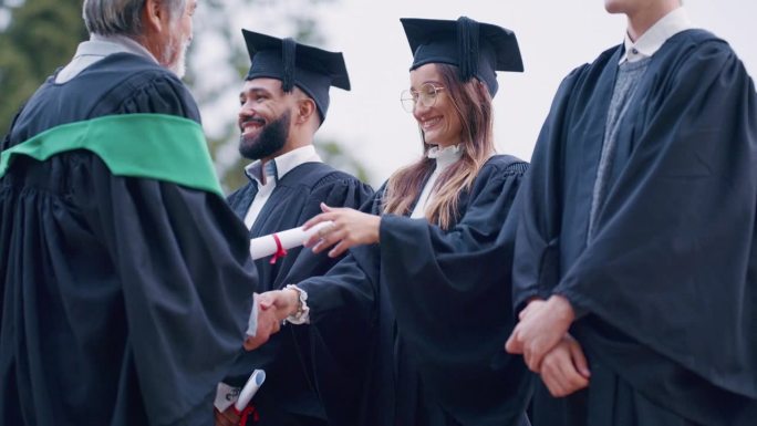 毕业证书，与女士或同学握手祝贺成功，与成绩祝贺或感谢。毕业生、教授和人们在户外握手领取文凭、论文和颁