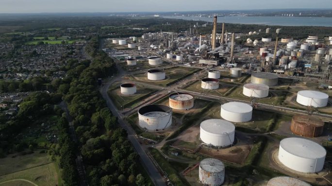 英国炼油厂福利储油罐鸟瞰图