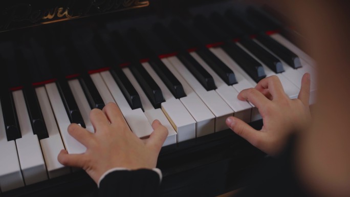 【4K】小朋友练习钢琴