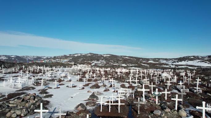 在格陵兰永久冻土带上的伊卢利萨特公墓，戏剧性的白色十字架鸟瞰图。极地风光。