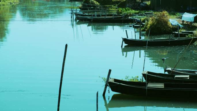 江南农村河边河埠头停泊的小渔船