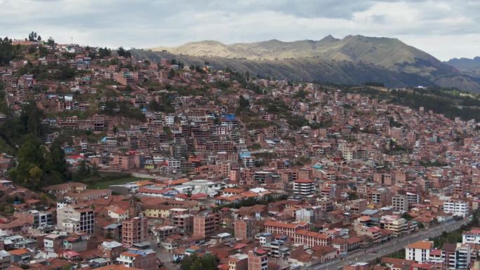 秘鲁安第斯山脉的西班牙殖民城市景观。秘鲁的印加帝国首都库斯科。无人机航拍