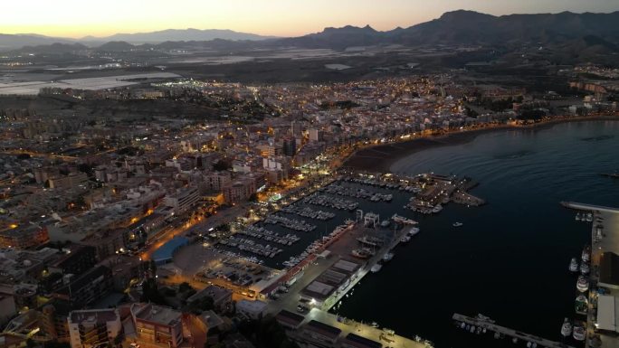 西班牙穆尔西亚的Puerto de Mazarrón镇的鸟瞰图