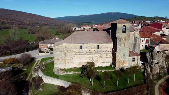 无人机在西班牙卡斯蒂利亚莱昂Canicosa de la Sierra村的一座老教堂上空飞行。