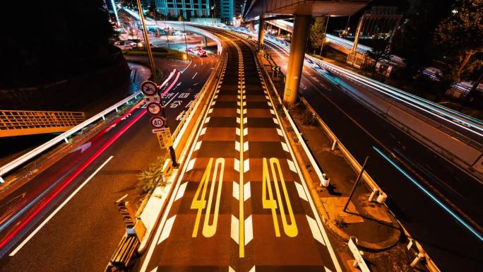 日本东京公路、高速公路、桥梁上快速行驶的汽车交通运输的长曝光延时。地面限速标志。日本交通文化，亚洲通