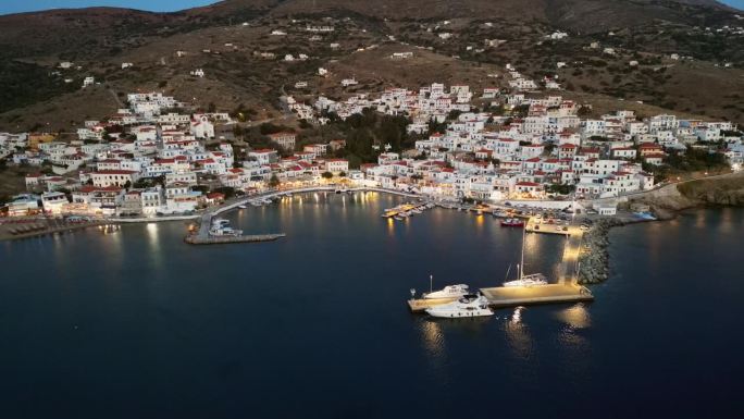 希腊基克拉迪群岛安德罗斯岛，风景如画的Batsi村庄，有传统的小酒馆和清澈的海水海滩