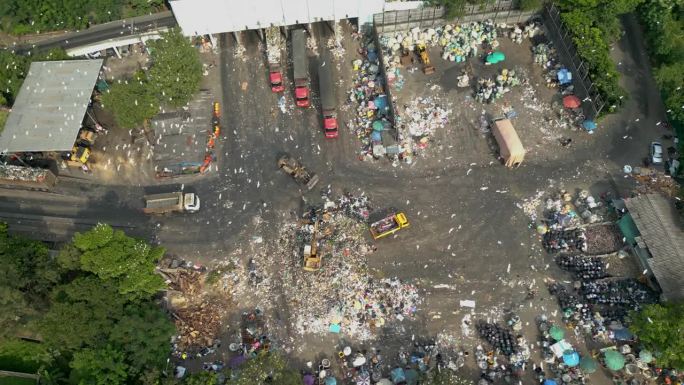 巨型垃圾场鸟瞰图。垃圾和垃圾填埋。生态问题，自然污染。消费主义经济的弊端。