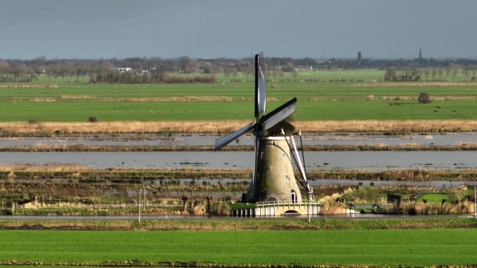 Haastrecht圩田中功能悠久的Boezemmolen Nr.6风车。空中