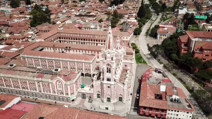 航拍无人机在波哥大坎德拉里亚拍摄的卡门圣堂