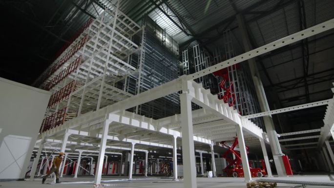 工业园区内用于垂直移动货物的货运-客运起重机